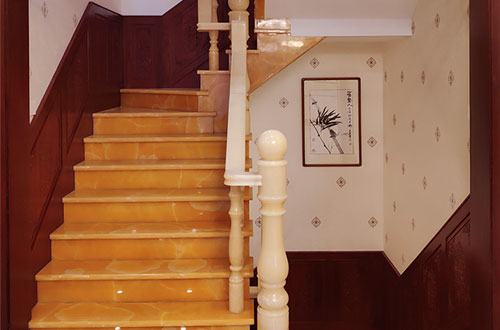 安远中式别墅室内汉白玉石楼梯的定制安装装饰效果